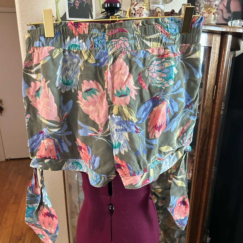 Floral Patterned Shorts - Picture 2 of 2